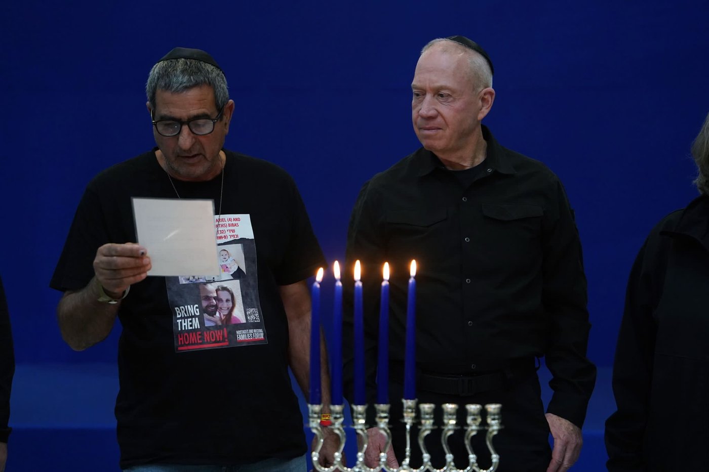 גלנט בהדלקת נרות חנוכה עם משפחות החטופים