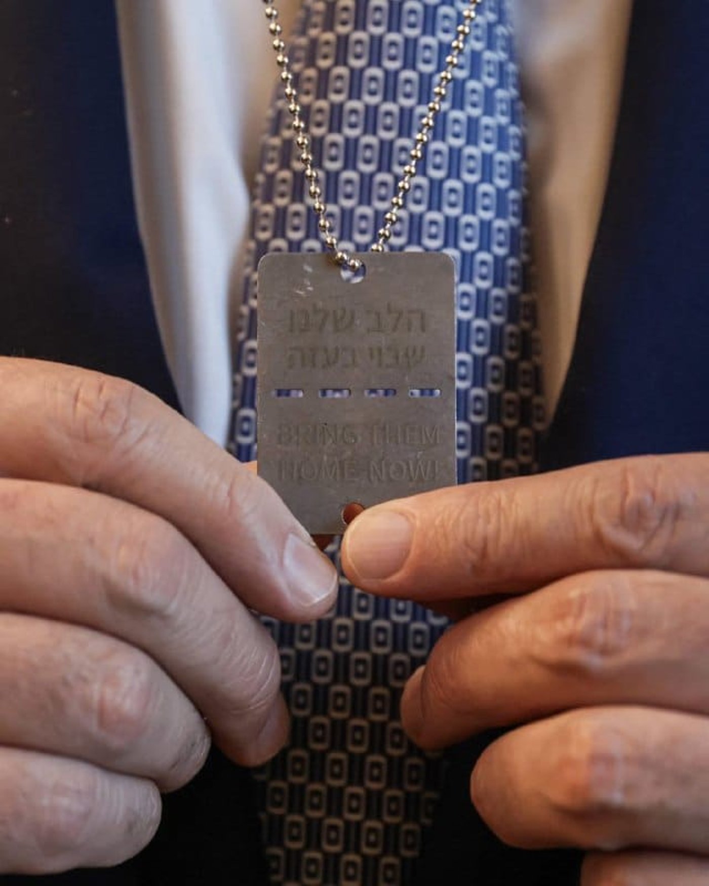 מיליי עם שרשרת החטופים
