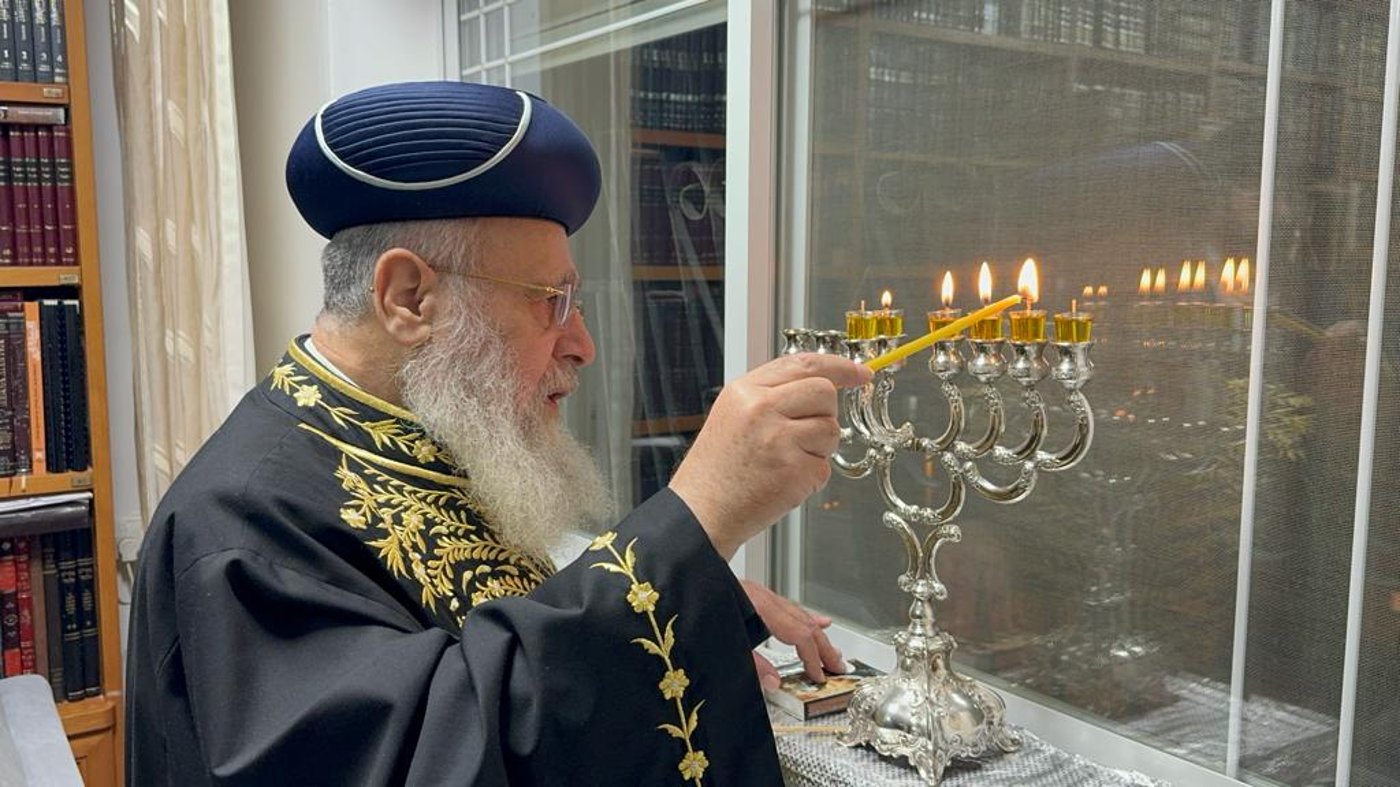 נר חמישי של חנוכה במעונו של הראשון לציון הגאון רבי יצחק יוסף