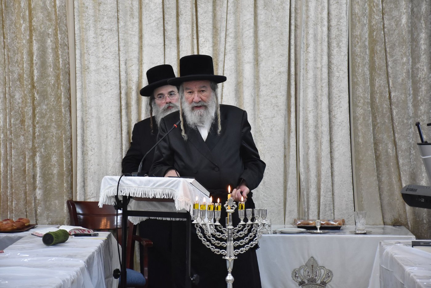 הדלקת נרות חנוכה בחצר הקודש אשלג