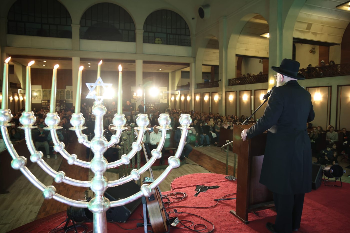 אביב גפן בבית הכנסת