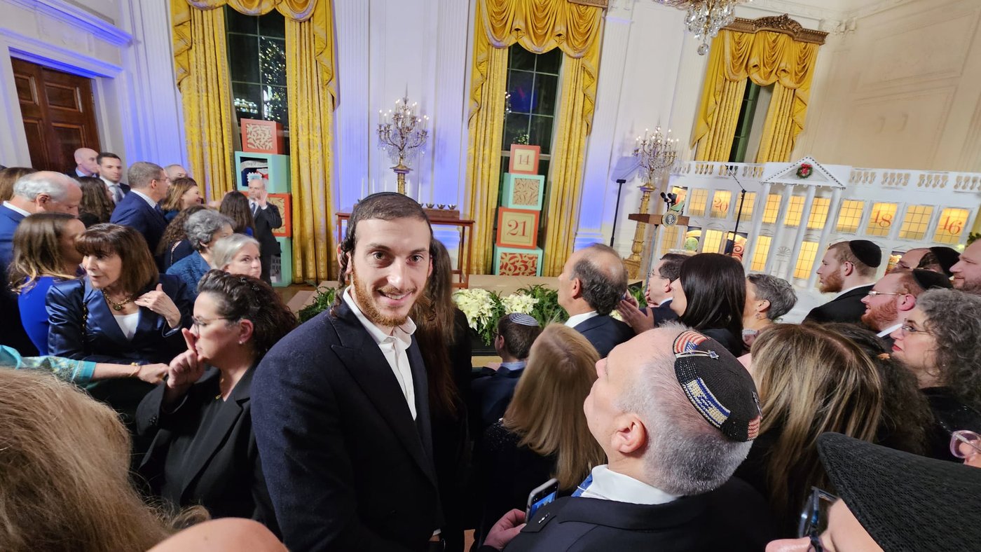 הזמר שלום למר בשירת "אוֹי חֲנוּכָּה" בבית הלבן | צפו