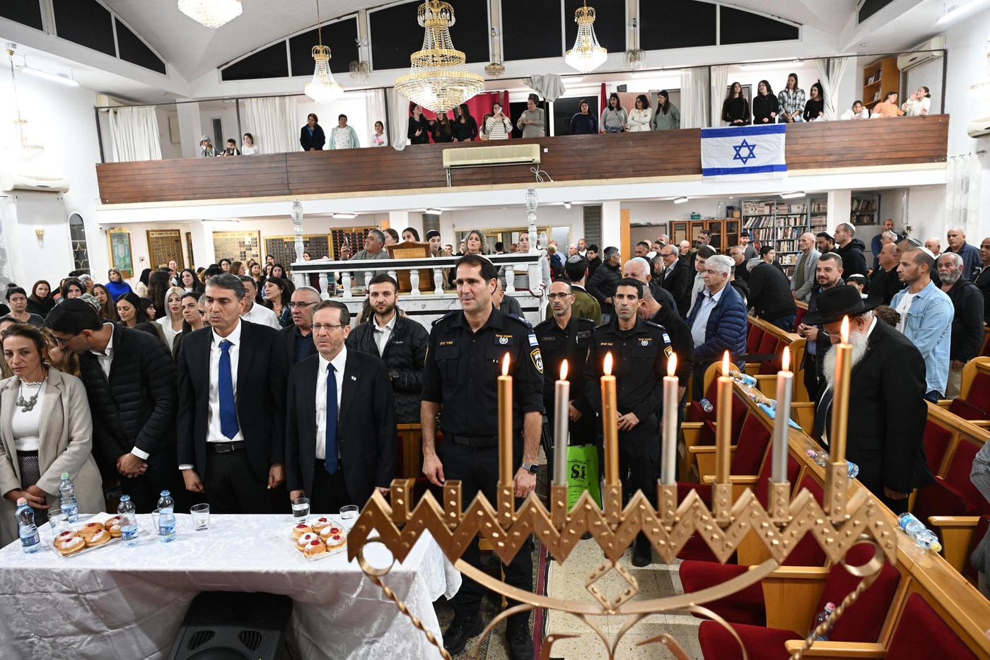 הנשיא הרצוג הדליק נר שישי עם תושבי פטיש ומסלול: "הצלתם מאות; תודה"