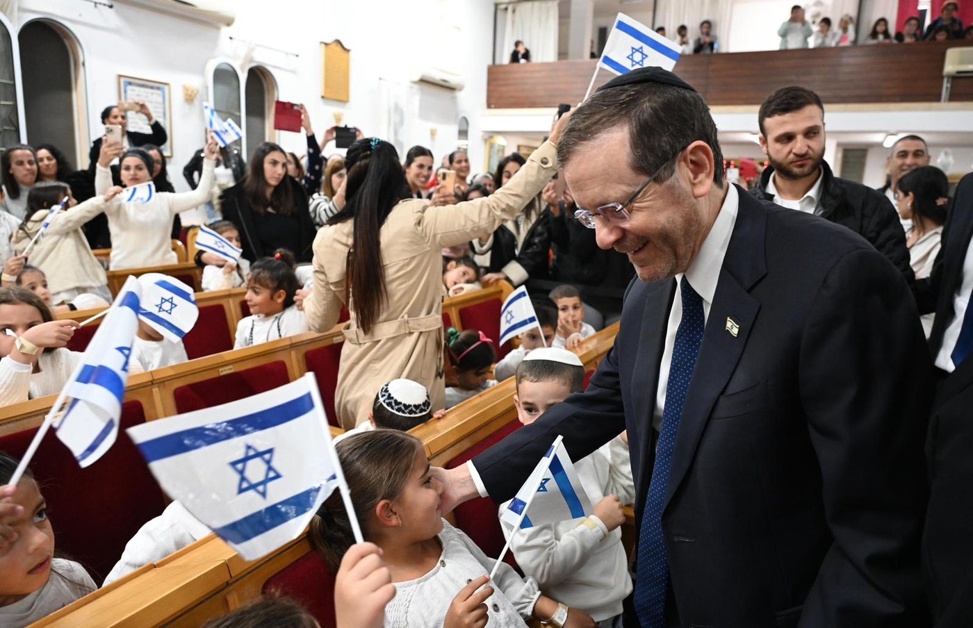 הנשיא הרצוג הדליק נר שישי עם תושבי פטיש ומסלול: "הצלתם מאות; תודה"