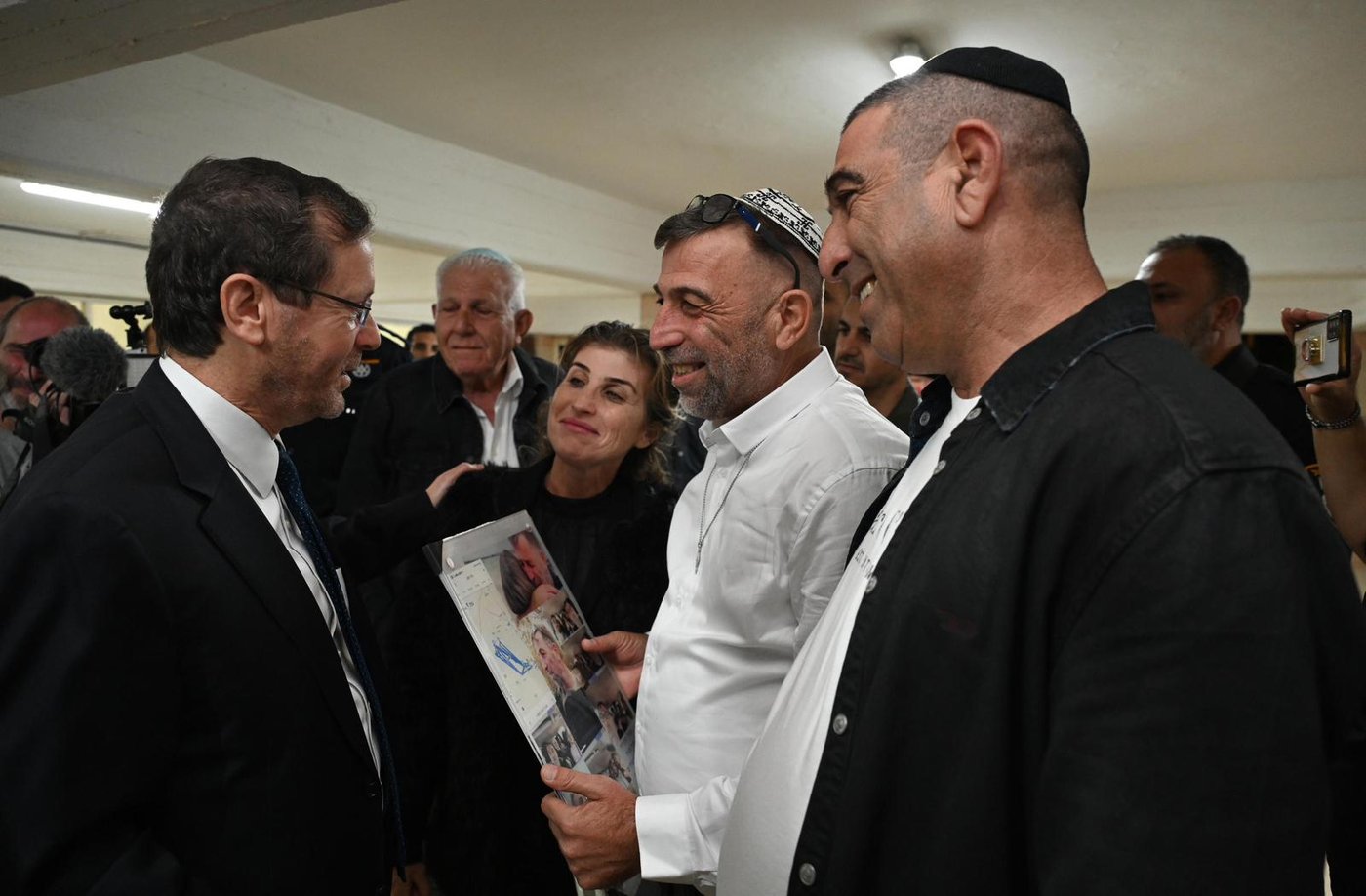 הנשיא הרצוג הדליק נר שישי עם תושבי פטיש ומסלול: "הצלתם מאות; תודה"