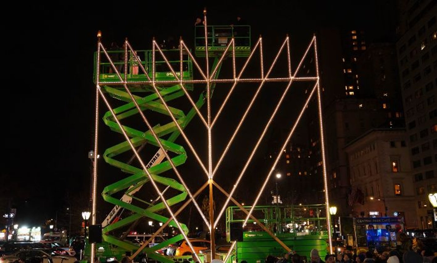 מושלת
מדינת ניו יורק בהדלקת החנוכייה הגדולה בעולם: "אין מקום לשנאה במדינת ניו
יורק"