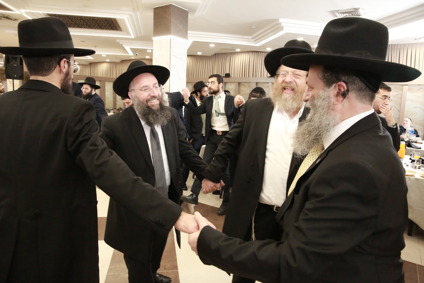 הפוסק הגאון רבי בנימין חותה חיתן את בנו | צפו בתיעוד
