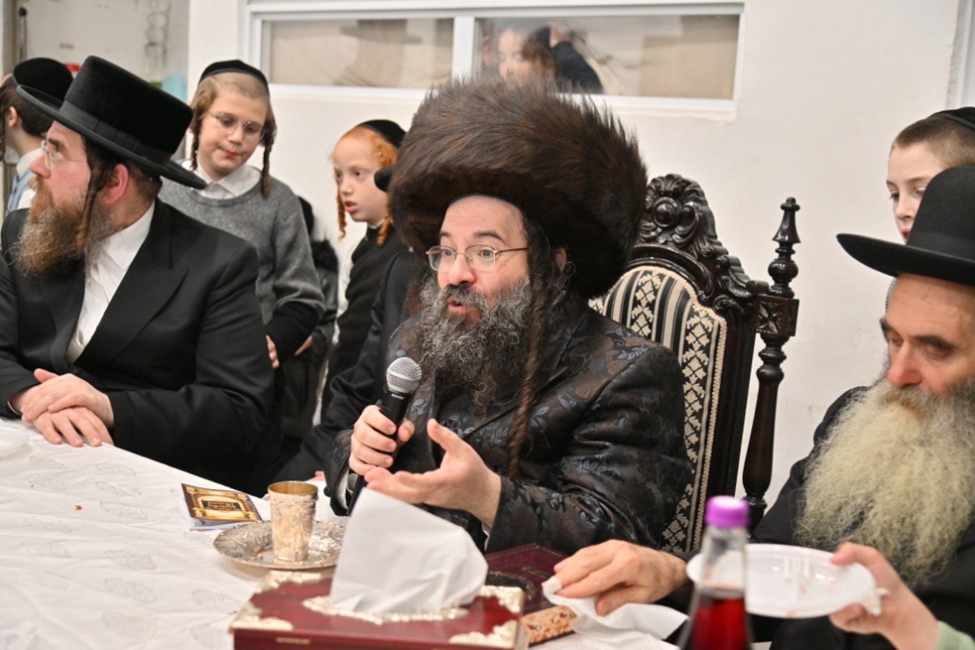 'זאת חנוכה' בחצר הקודש ראדושיץ | צפו בתיעוד