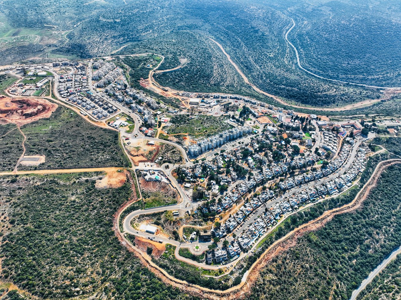 "מכל הסוגים ומכל העדות" | עמנואל מלמעלה
