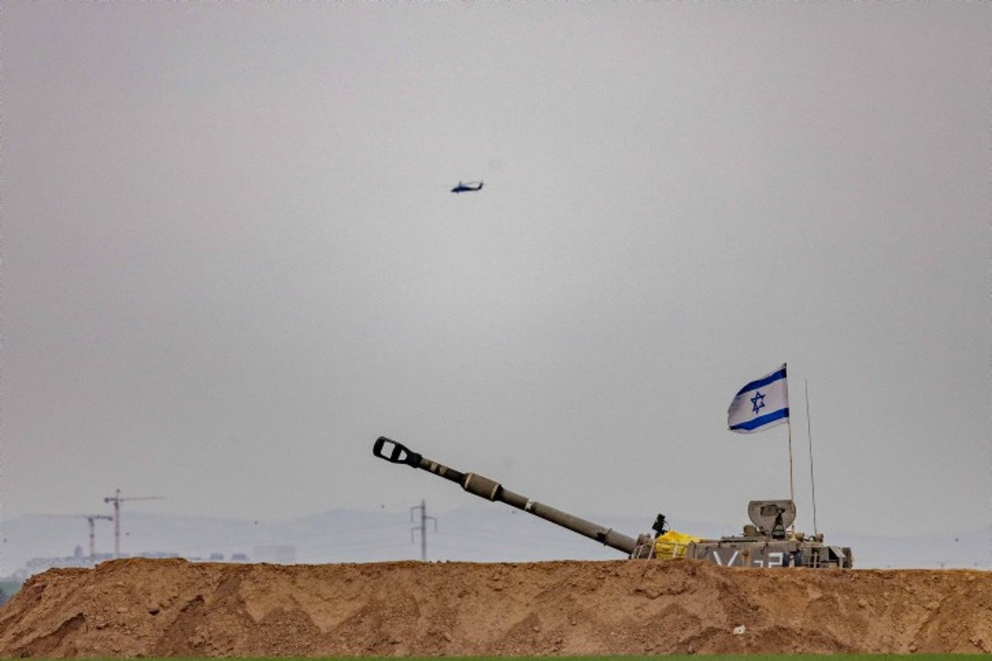 ההפצצות, המסוקים והארטילריה: תיעוד מגבול רצועת עזה