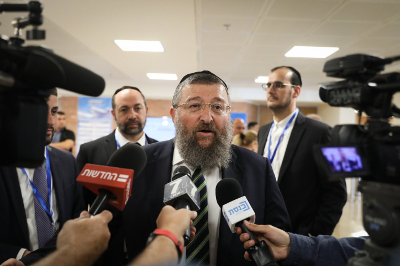 שר העבודה בן צור