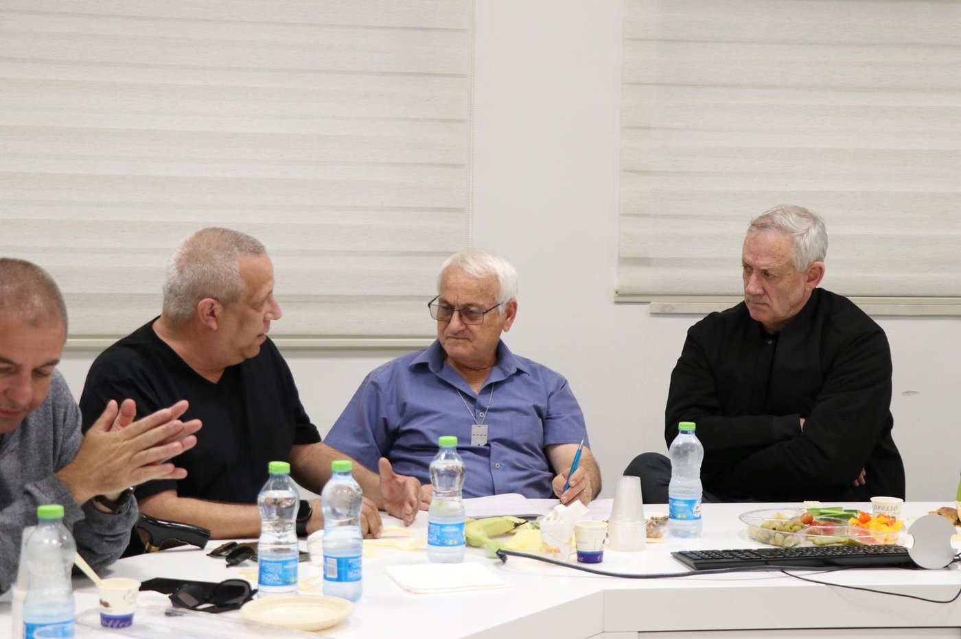 גנץ בדרום: "מי שלא יכנע יקבר בסוף, מוכנים לשלב הבא"