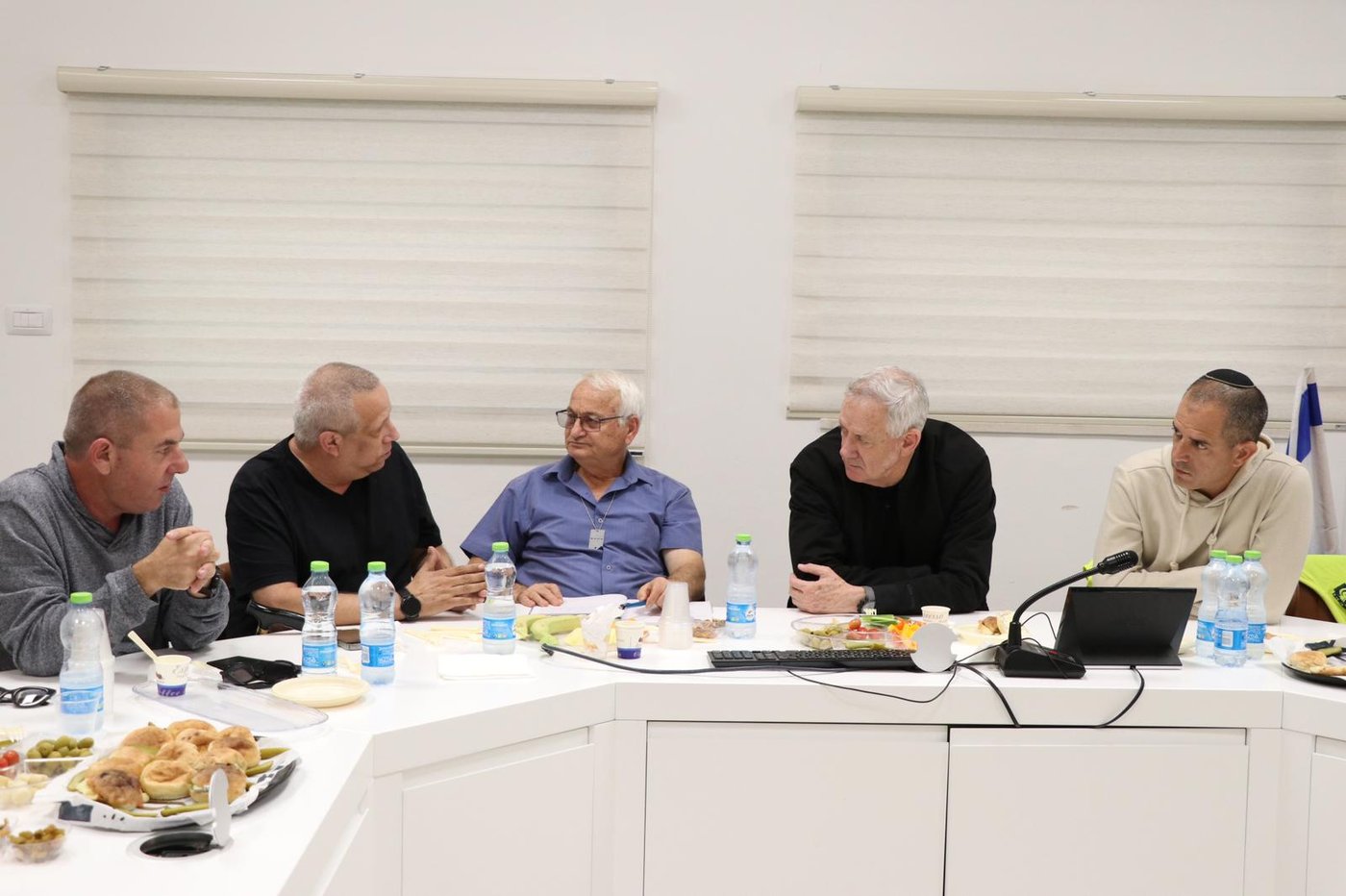 גנץ בדרום: "מי שלא יכנע יקבר בסוף, מוכנים לשלב הבא"