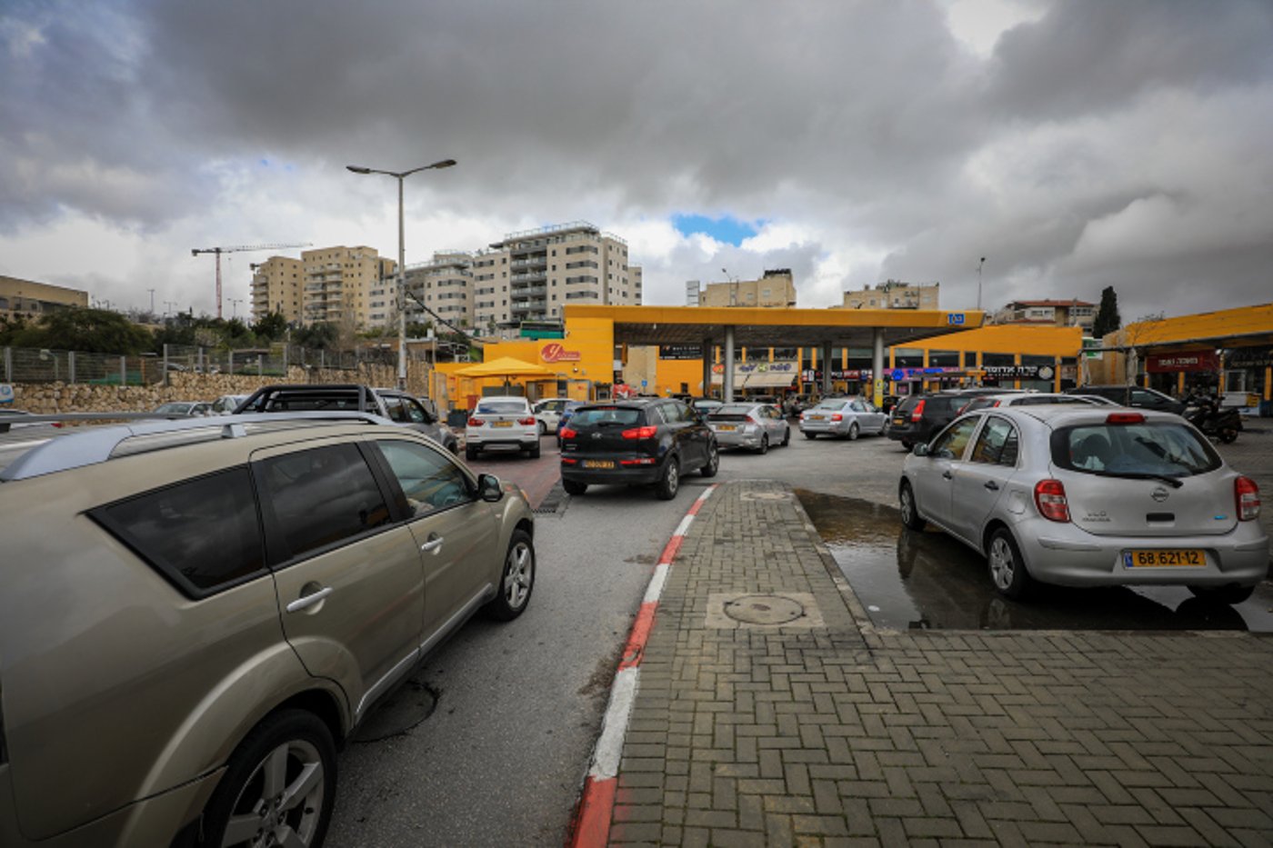 עומס בכניסה לתחנת דלק רגע לפני עליית המחירים