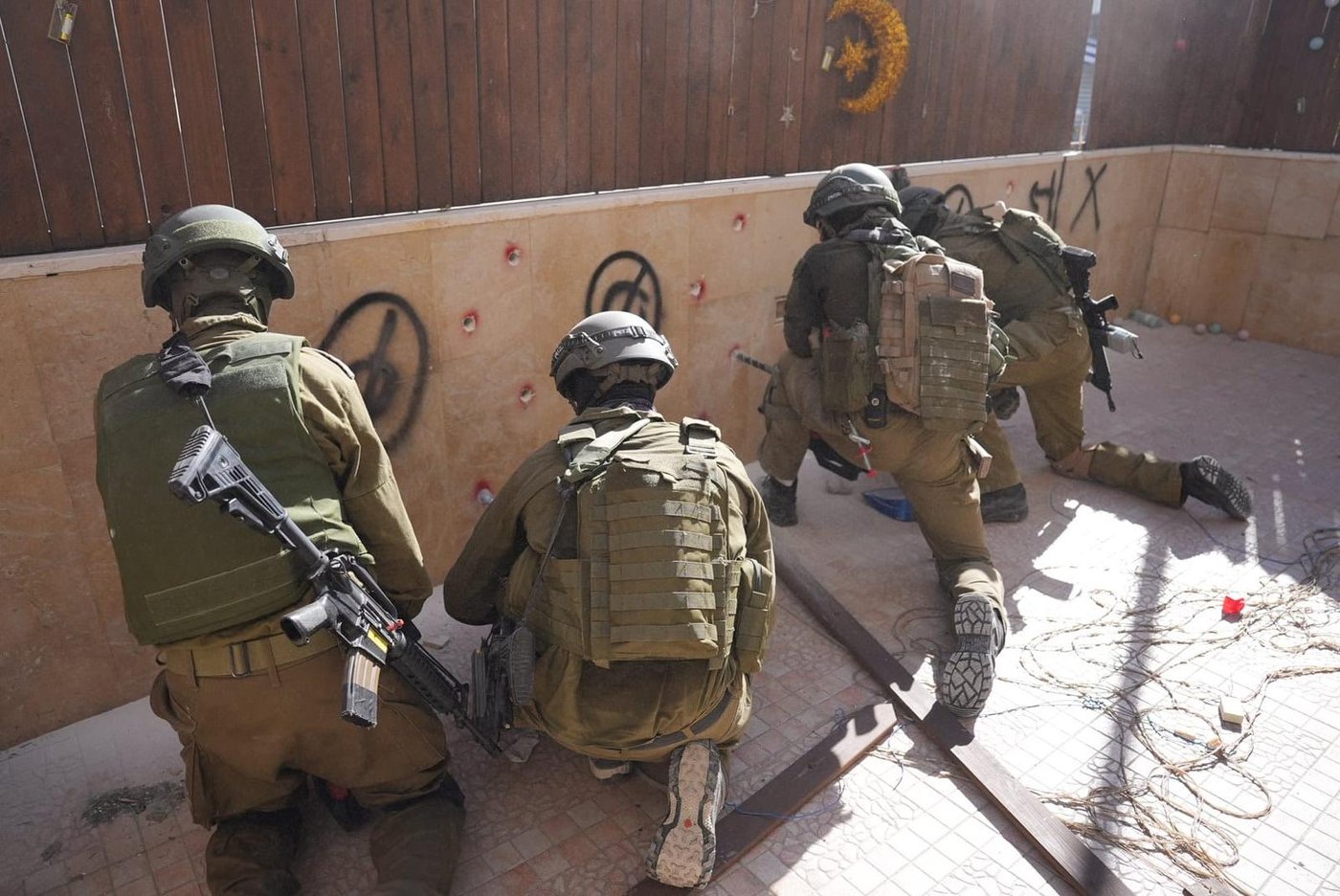 בית המחבלים שביצעו את הפיגוע הרצחני בכניסה לירושלים נהרס | צפו