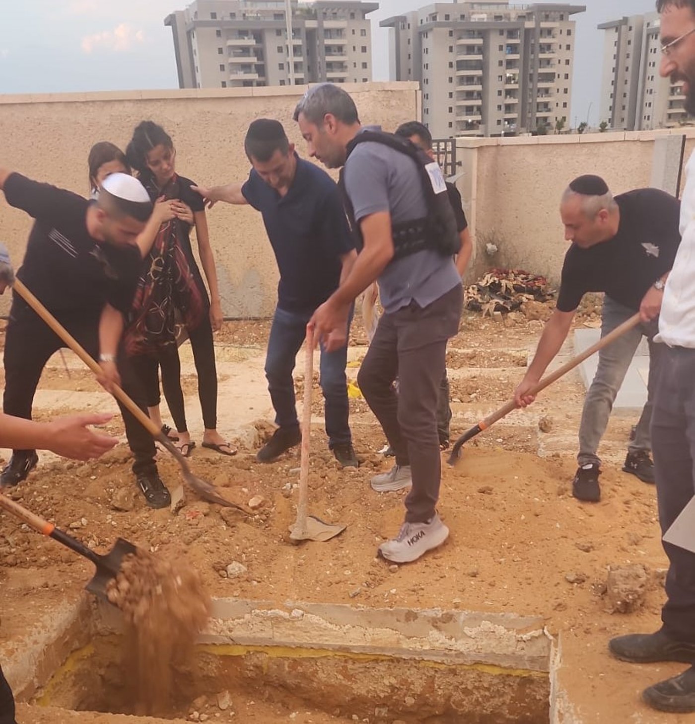 ראש העיר מסייע בחפירת הקברים