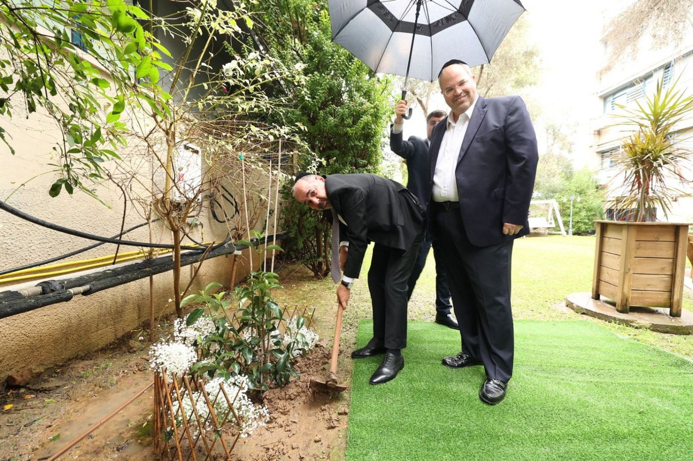 השר מרגי נוטע עץ בפנימיית שתילים בצפריה