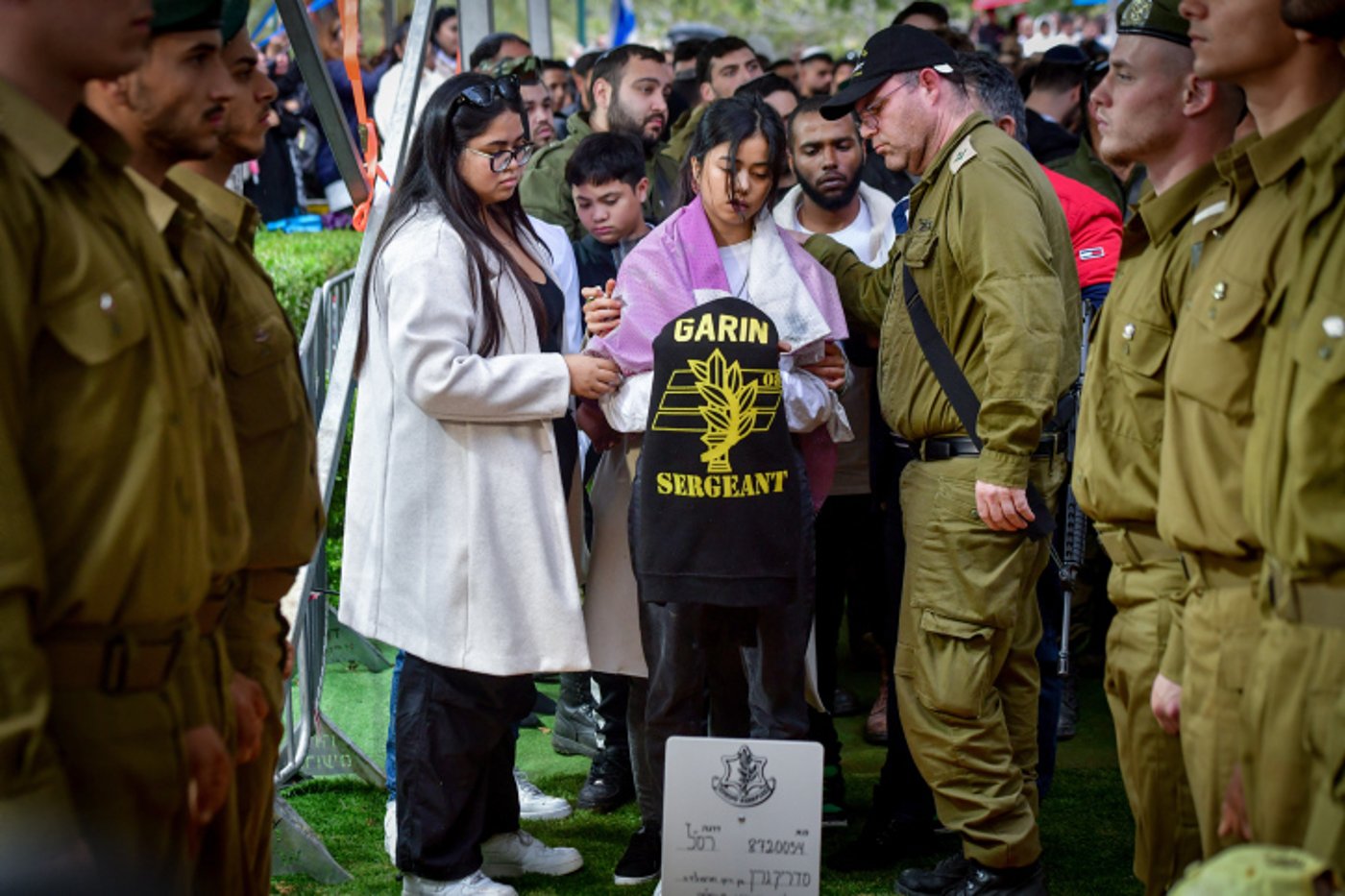 ים של דמעות: הלוויה קורעת לב ללוחם שנפל באסון הקריסה