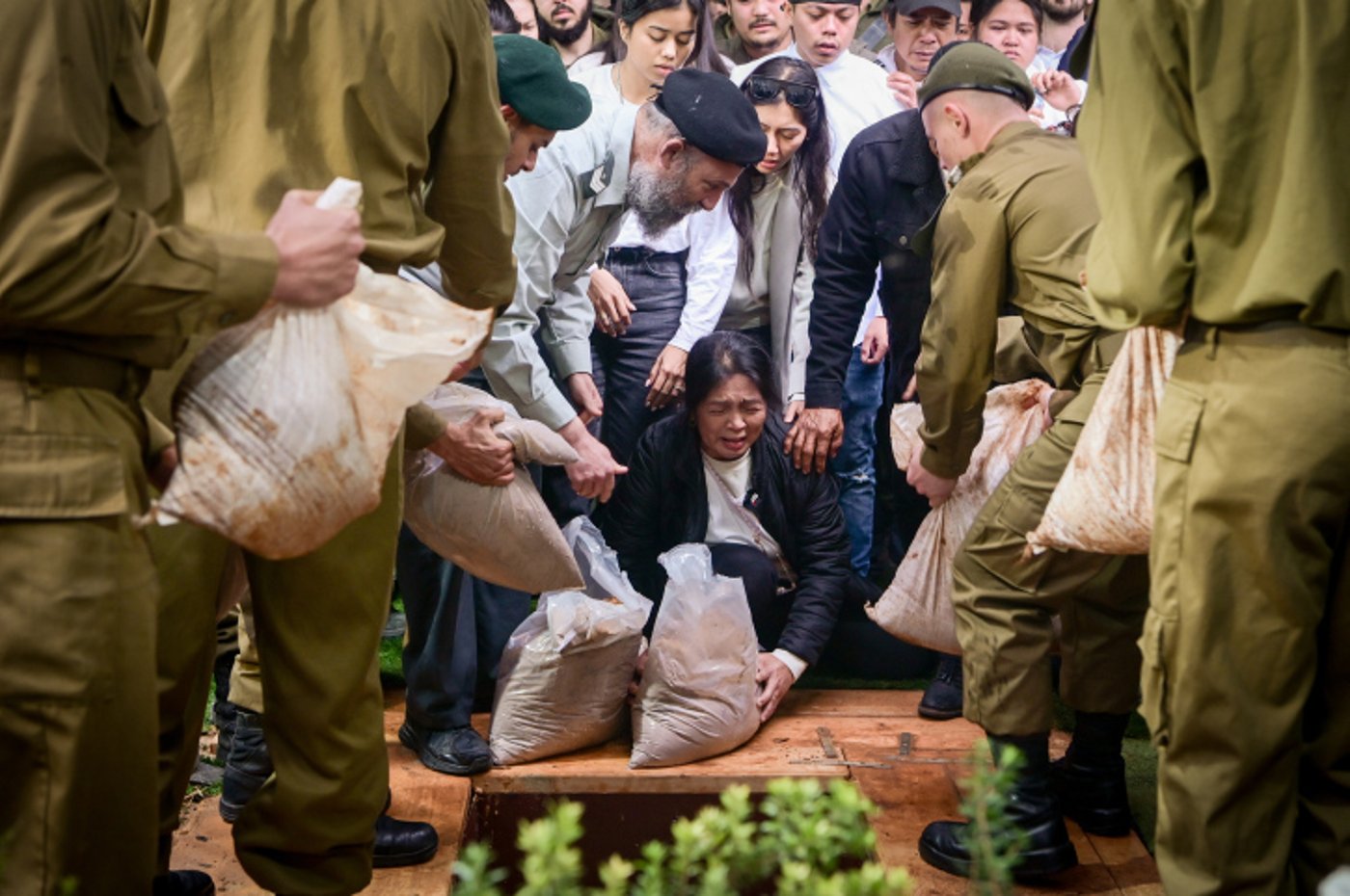 ים של דמעות: הלוויה קורעת לב ללוחם שנפל באסון הקריסה