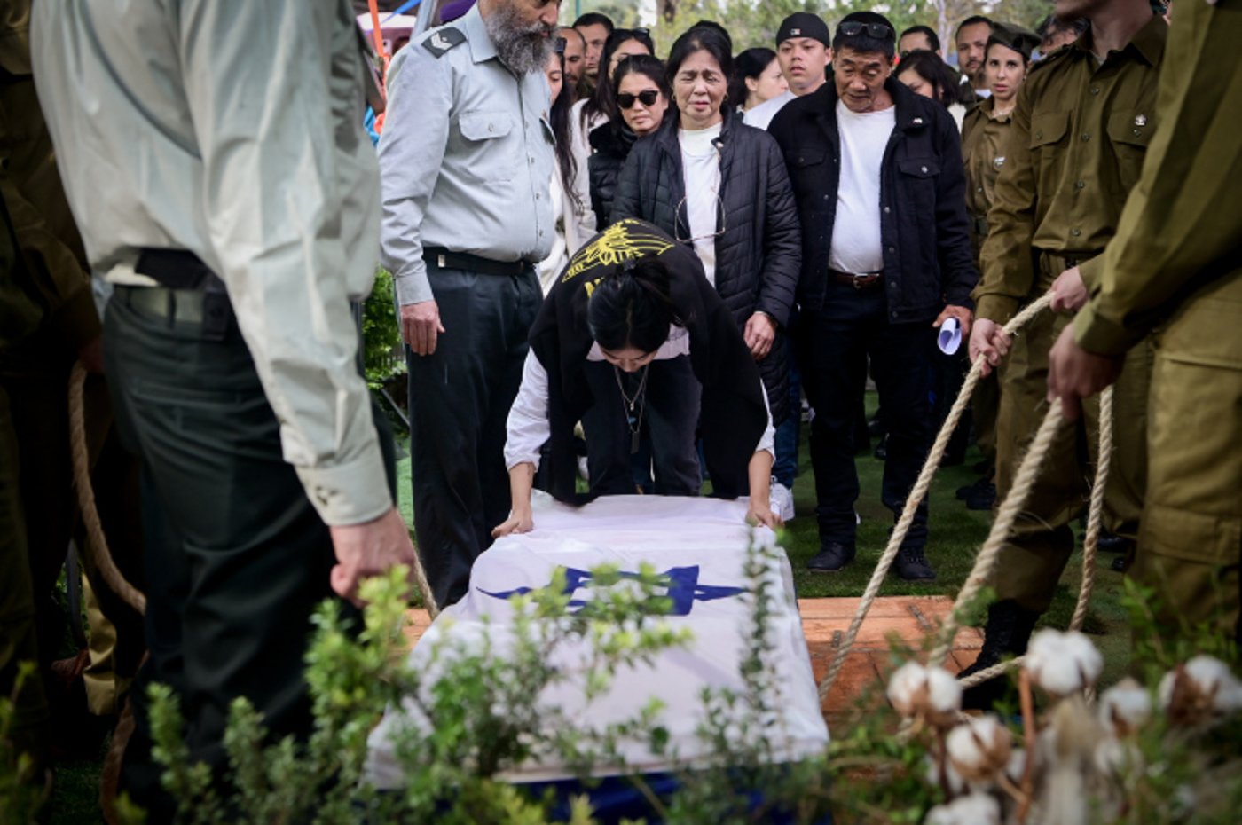 ים של דמעות: הלוויה קורעת לב ללוחם שנפל באסון הקריסה