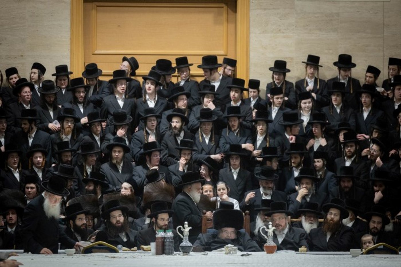 בעזלא: הגבאים עלו לשולחן וחילקו פרות ט"ו בשבט לחסידים