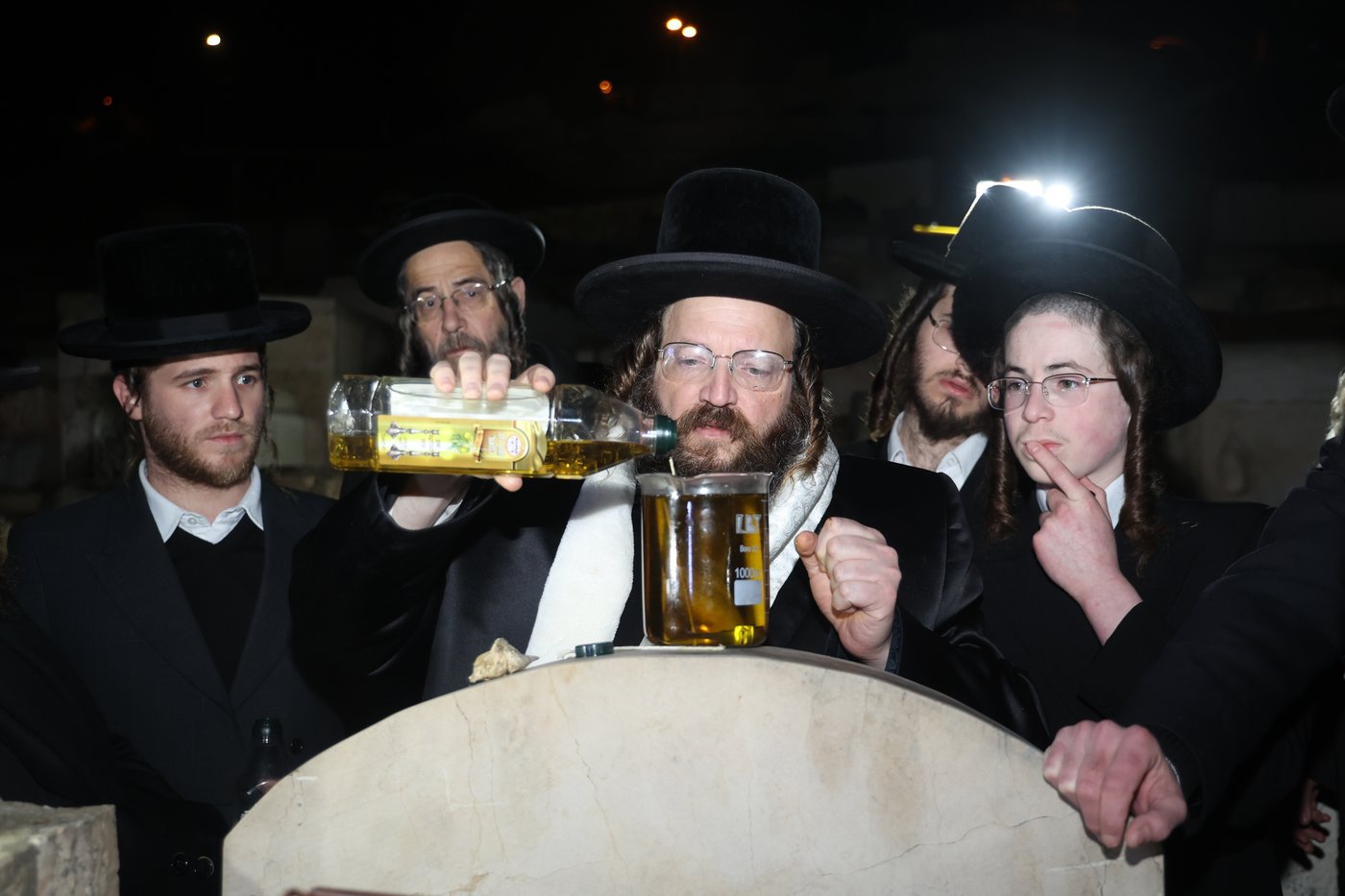 הרבי מזוטשקא ירושלים עלה לקבר אביו וערך סעודת יארצייט