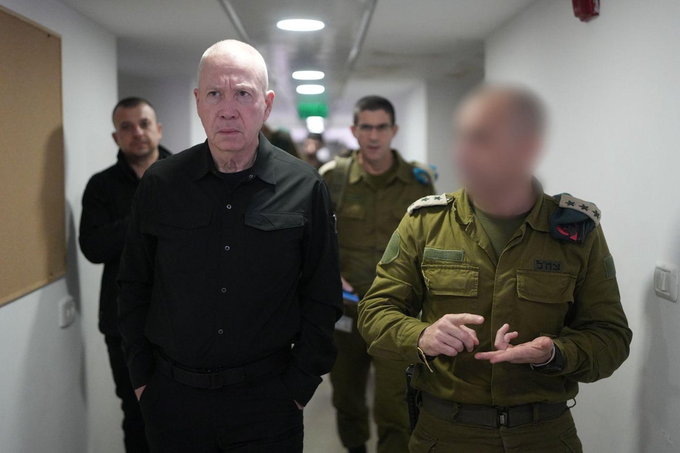 גלנט הציג מעטפה עם כספים שיועדו לסינוואר "יש עדויות ברורות - הוא דואג לעצמו"