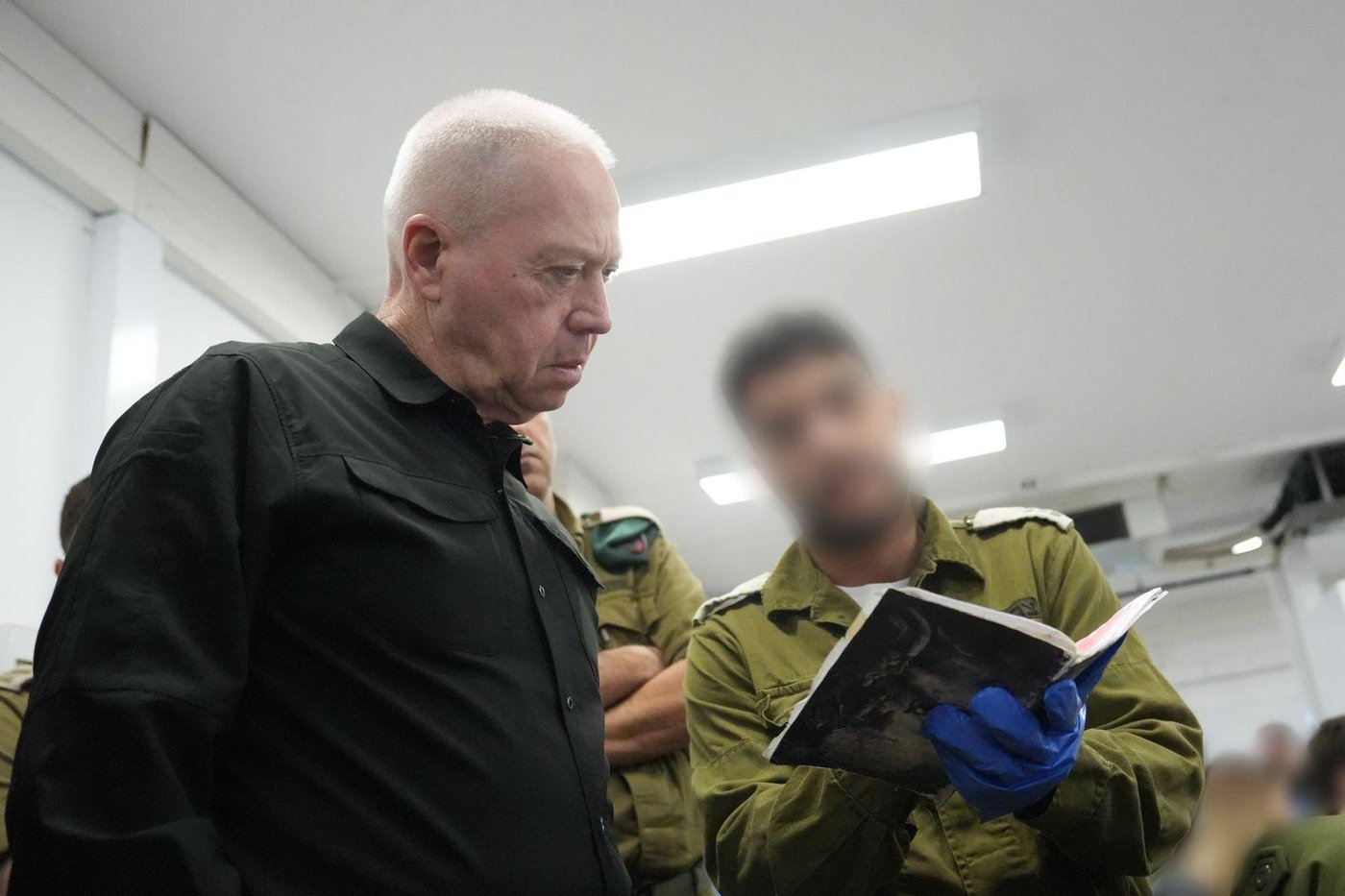 גלנט הציג מעטפה עם כספים שיועדו לסינוואר "יש עדויות ברורות - הוא דואג לעצמו"