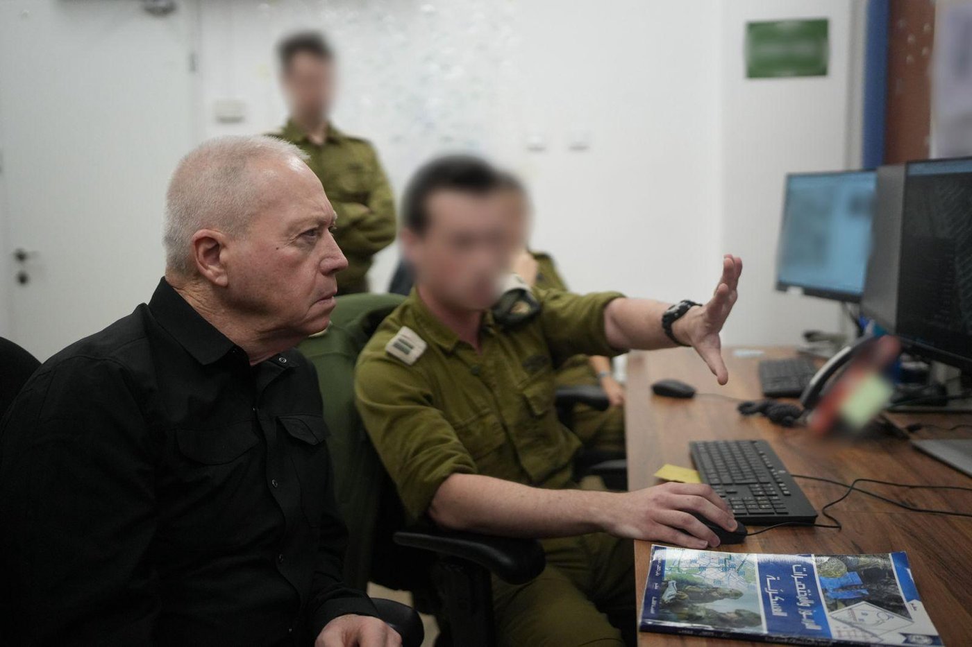 גלנט הציג מעטפה עם כספים שיועדו לסינוואר "יש עדויות ברורות - הוא דואג לעצמו"