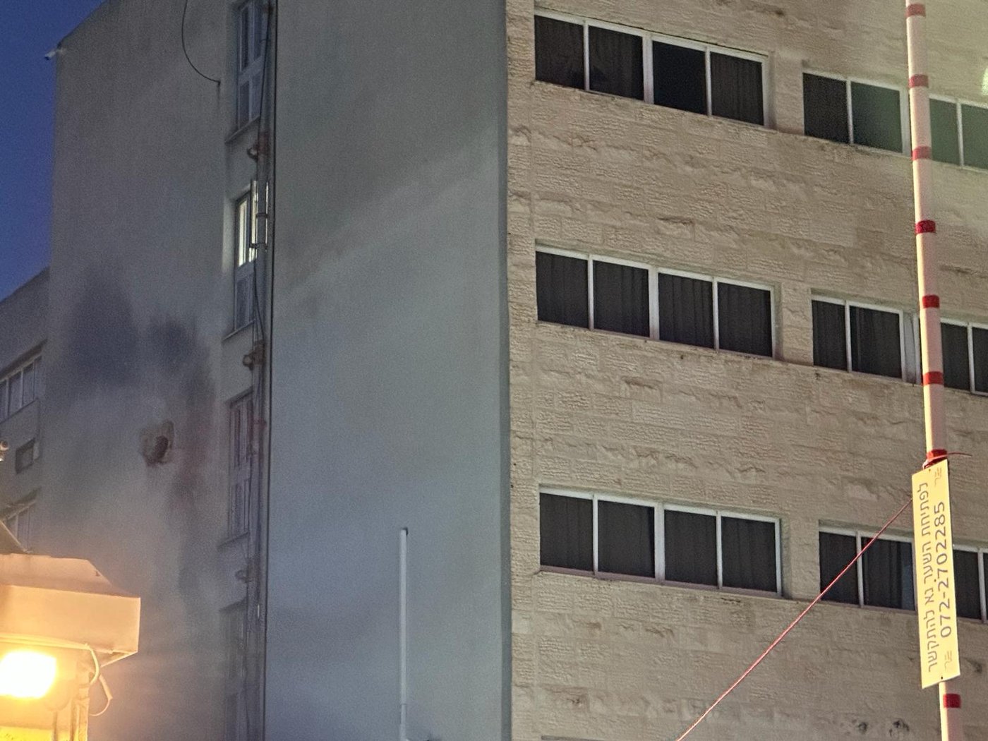 הסלמה בצפון: עשרות רקטות נורו לעבר ישראל | פגיעת טיל נ"ט במבנה בלב קריית שמונה
