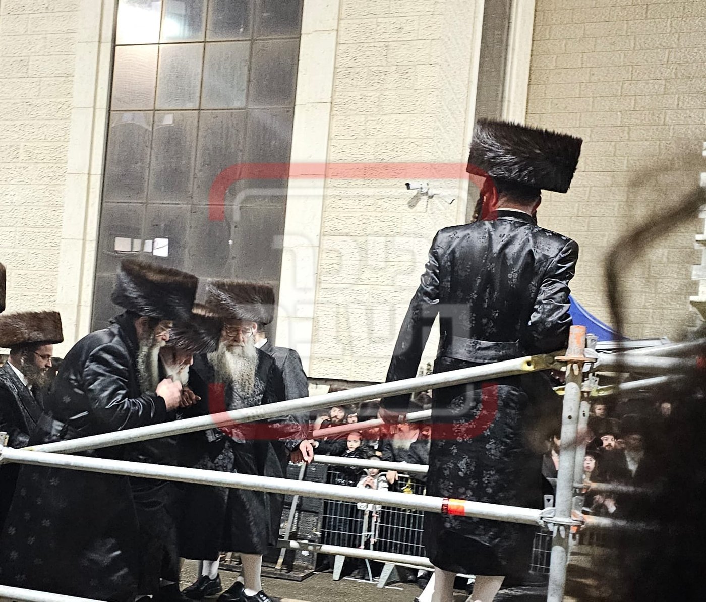בעיצומם של ימי השבעה: האדמו"ר ליווה את נכדו לחופה | תיעוד בלעדי