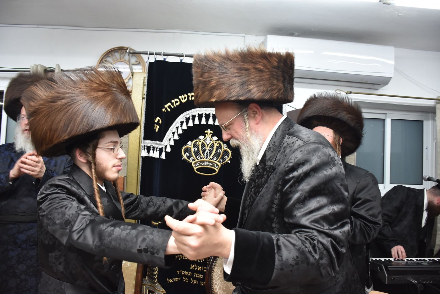 האדמו"ר מביאלא ישרי לב ערך שבע ברכות לכבוד אחיו האדמו"ר מביאלא לונדון