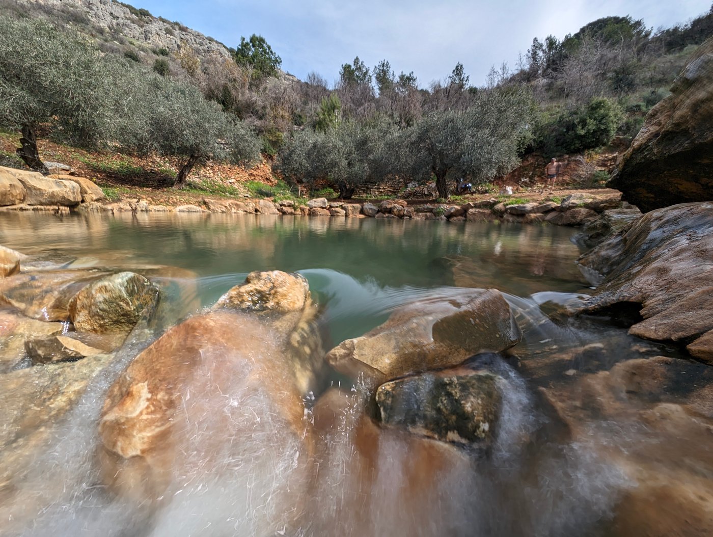 עין מַגְ'נוּנָה (עין יפעם)