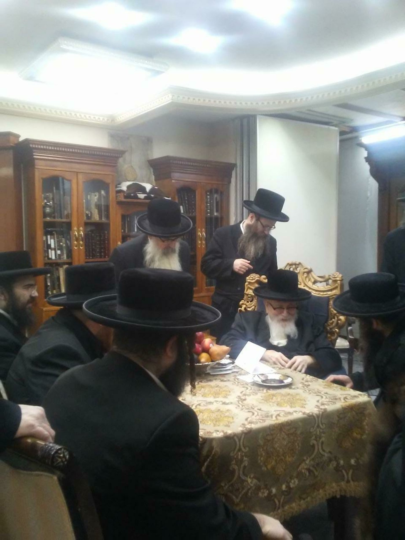 האדמו"ר מליזענסק מאנסי ישיא את בנו באולם החדש במאנרא