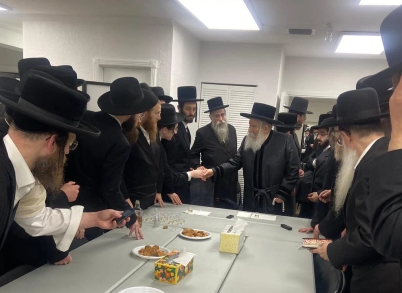 האדמו"ר והאב"ד נפגשו במעון הנופש במיאמי | תיעוד