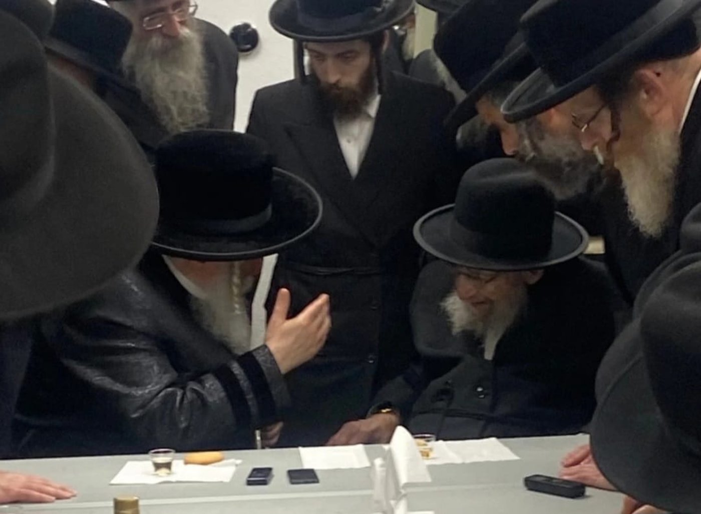 האדמו"ר והאב"ד נפגשו במעון הנופש במיאמי | תיעוד