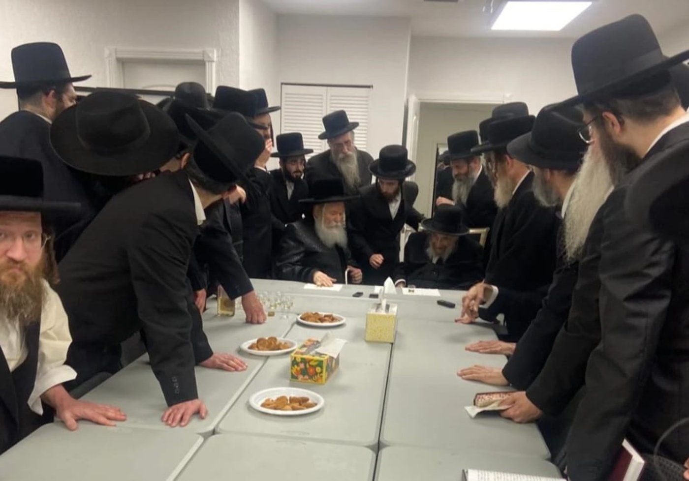 האדמו"ר והאב"ד נפגשו במעון הנופש במיאמי | תיעוד