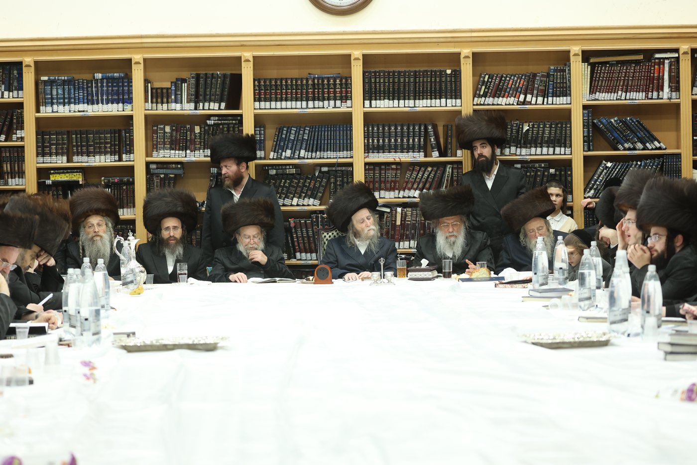 בראשות האדמו"ר - אלפים התכנסו במרכז החסידות בשכונת קטמון בירושלים