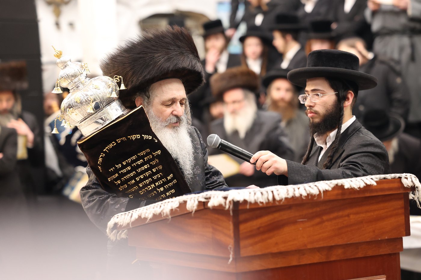 הכנסת ספר תורה בשומרי אמונים בירושלים