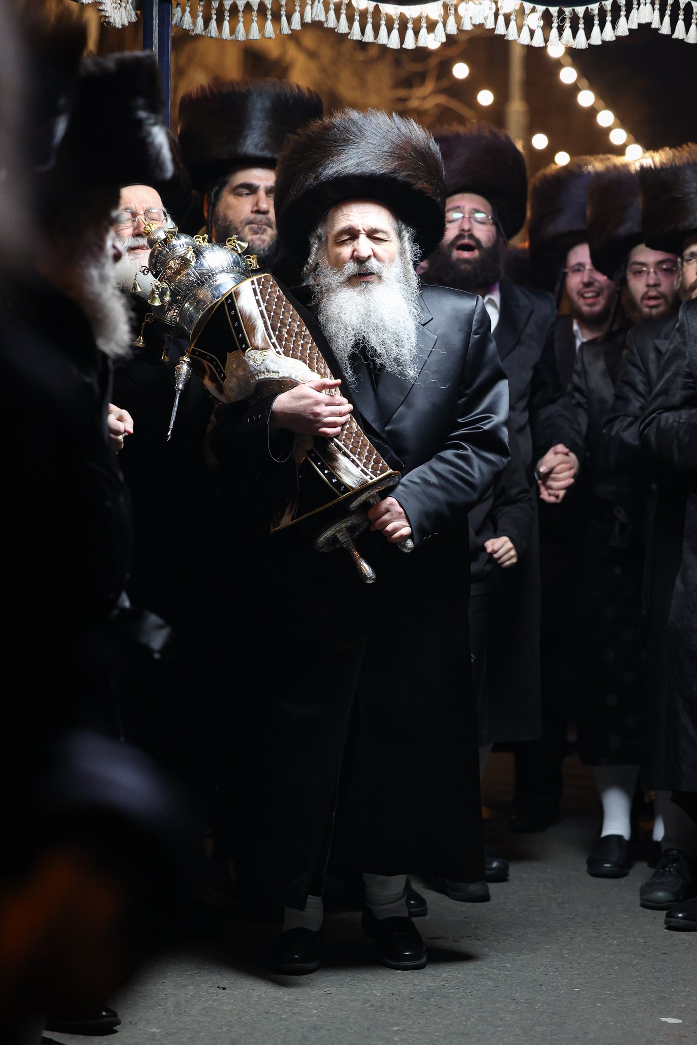 הכנסת ספר תורה בשומרי אמונים בירושלים