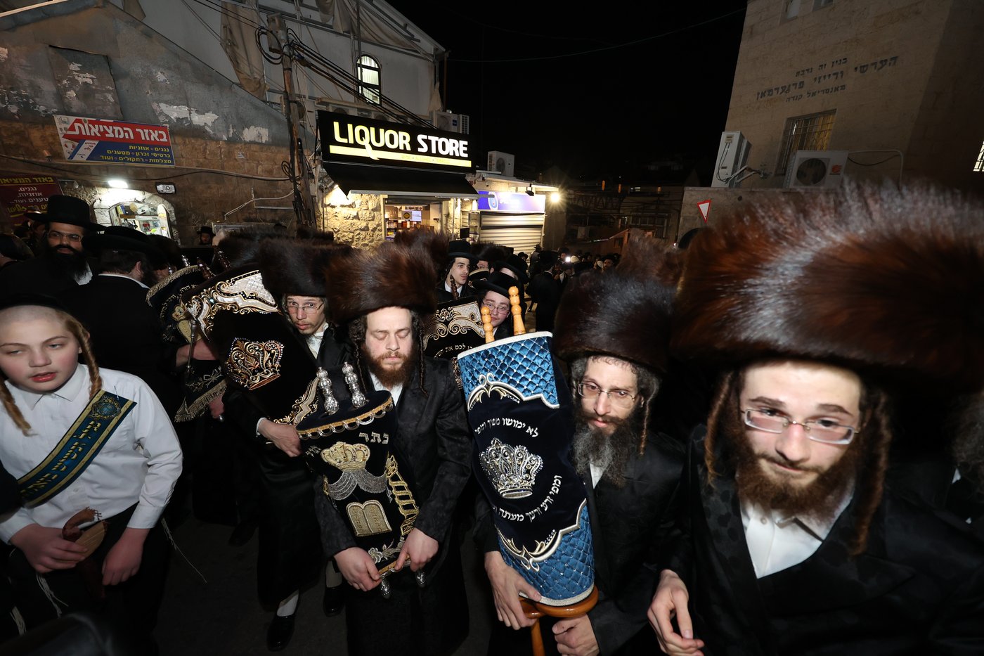 הכנסת ספר תורה בשומרי אמונים בירושלים