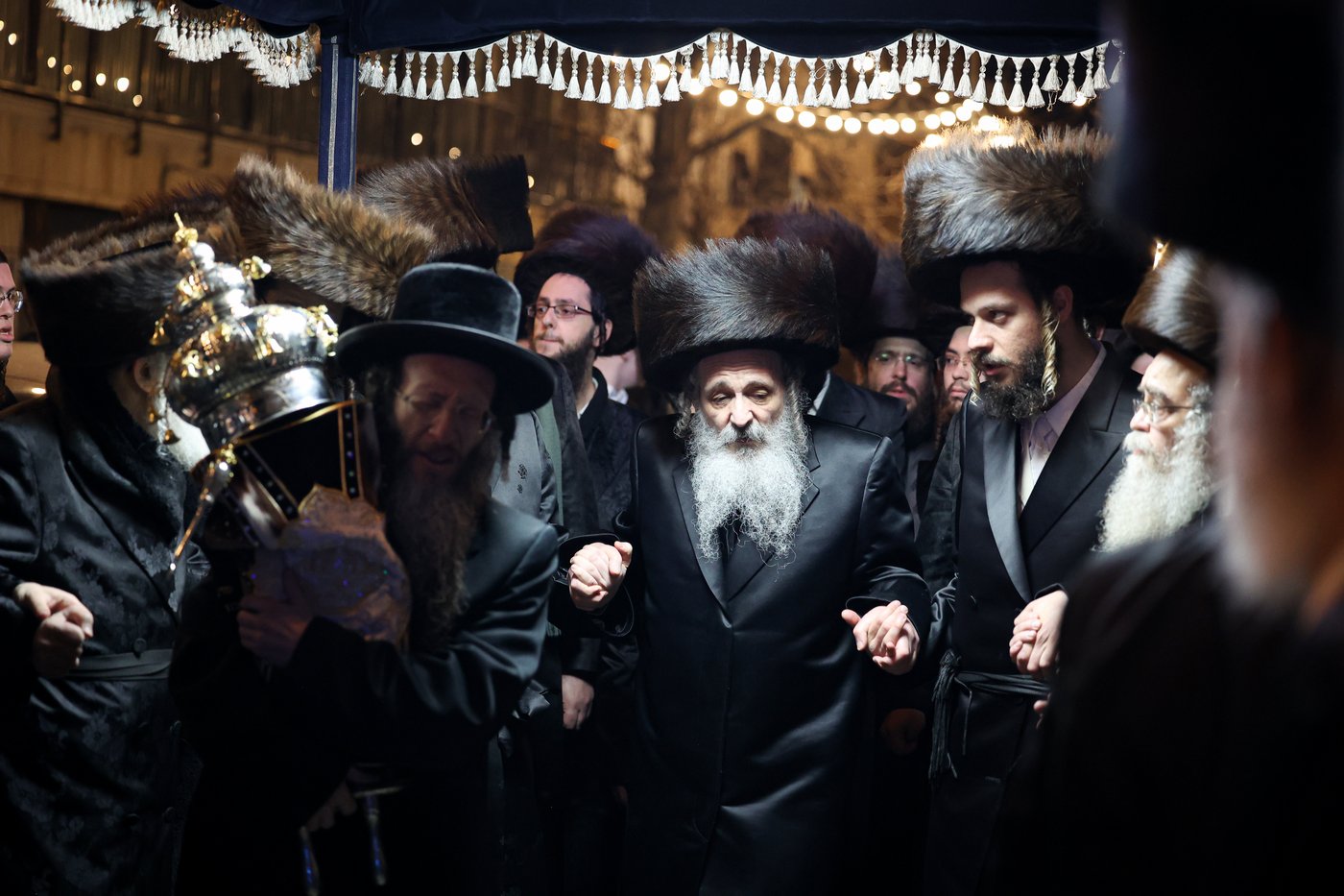 הכנסת ספר תורה בשומרי אמונים בירושלים