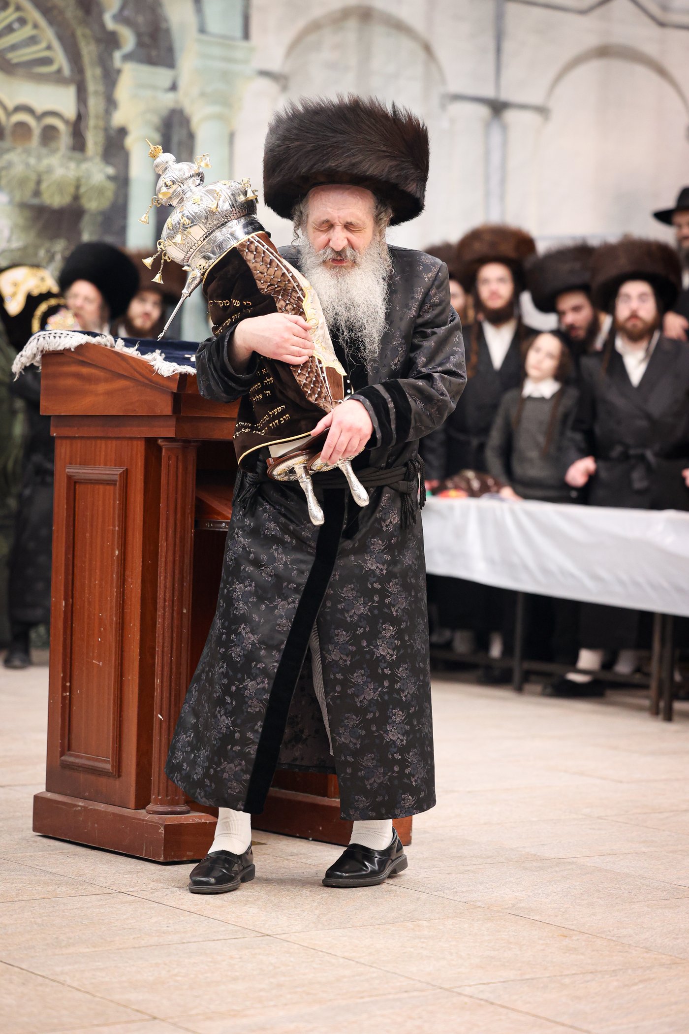 הכנסת ספר תורה בשומרי אמונים בירושלים