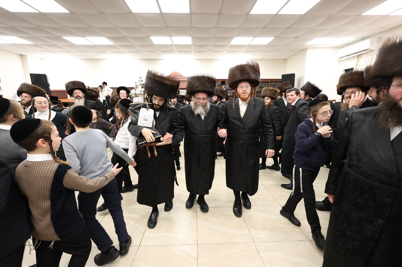 זקני הקהילה פיזזו בעוז לפני התורה ברחובה של עיר | גלריה