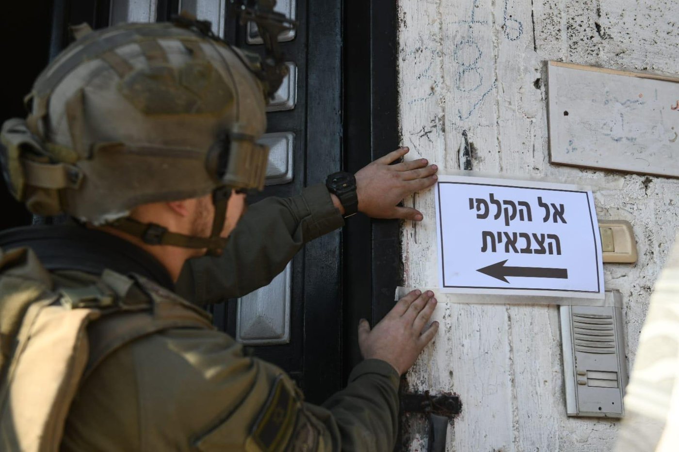 לוחמים מצביעים ברצועת עזה