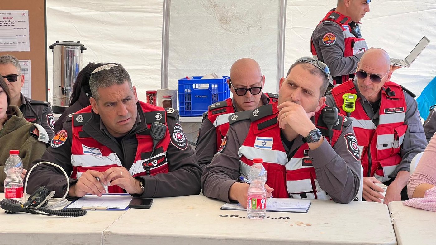 מימין: שלומי מפקד התחנה מנווט את התרגיל ביד רמה. משמאל משמאל: רב רשף אבי בן סעדון מפקד תחנת שומרון