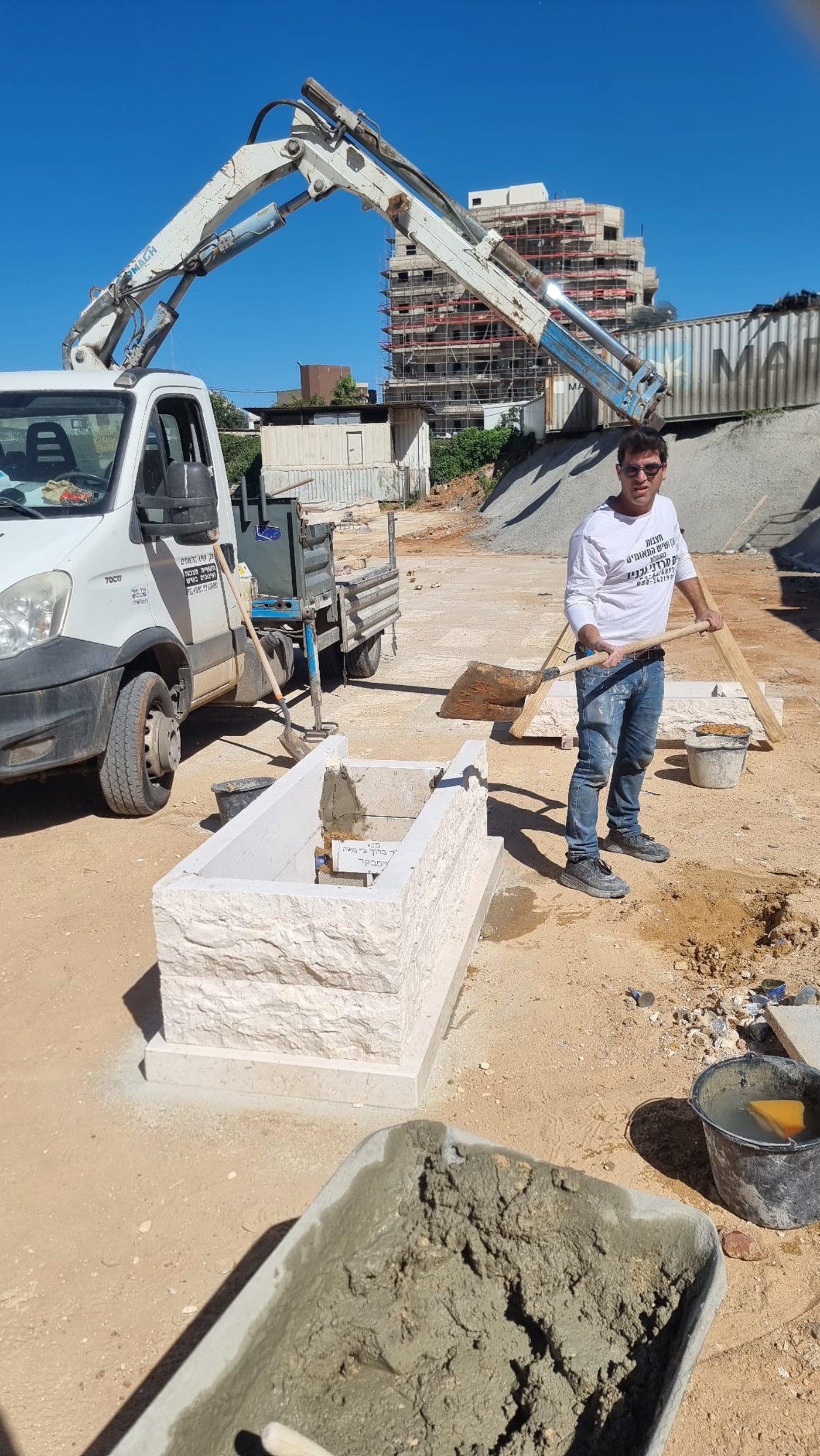 הקמת המצבה של הגאון רבי ברוך ויסבקר זצוק"ל