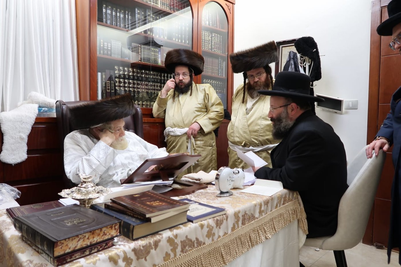 הגר"ש רבינוביץ' עם האדמו"ר מתולדות אברהם יצחק