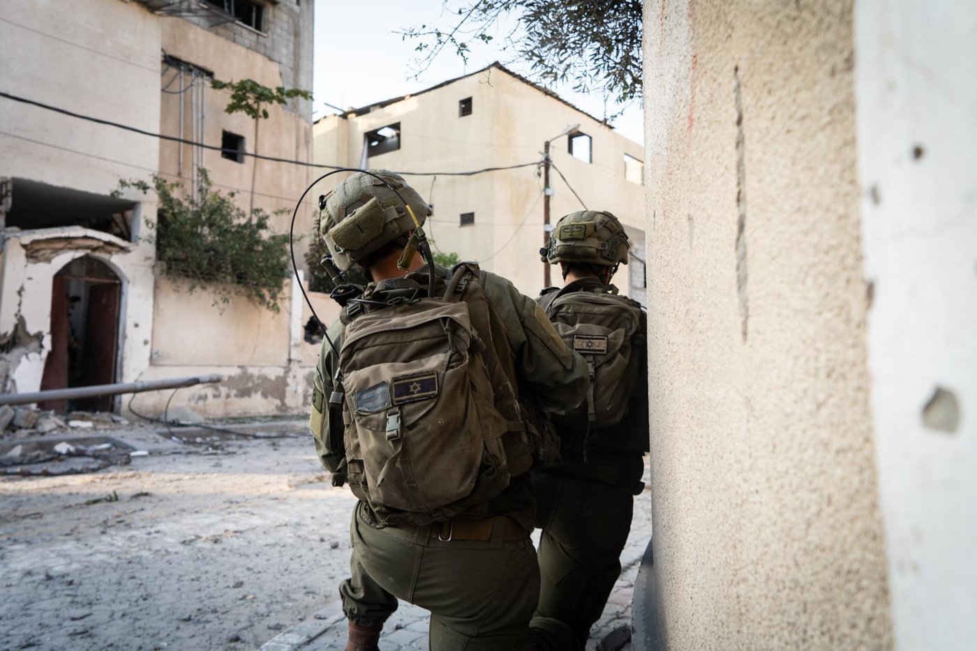 פשיטה על בתי בכירי חמאס,  ומחבלים מסתתרים בבתי ספר