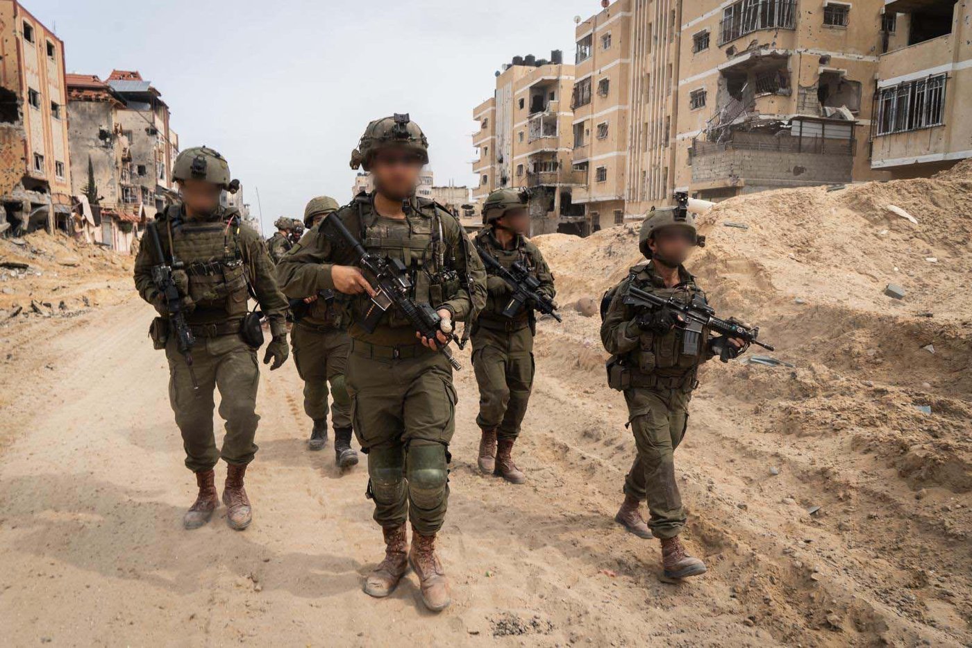 פשיטה על בתי בכירי חמאס,  ומחבלים מסתתרים בבתי ספר